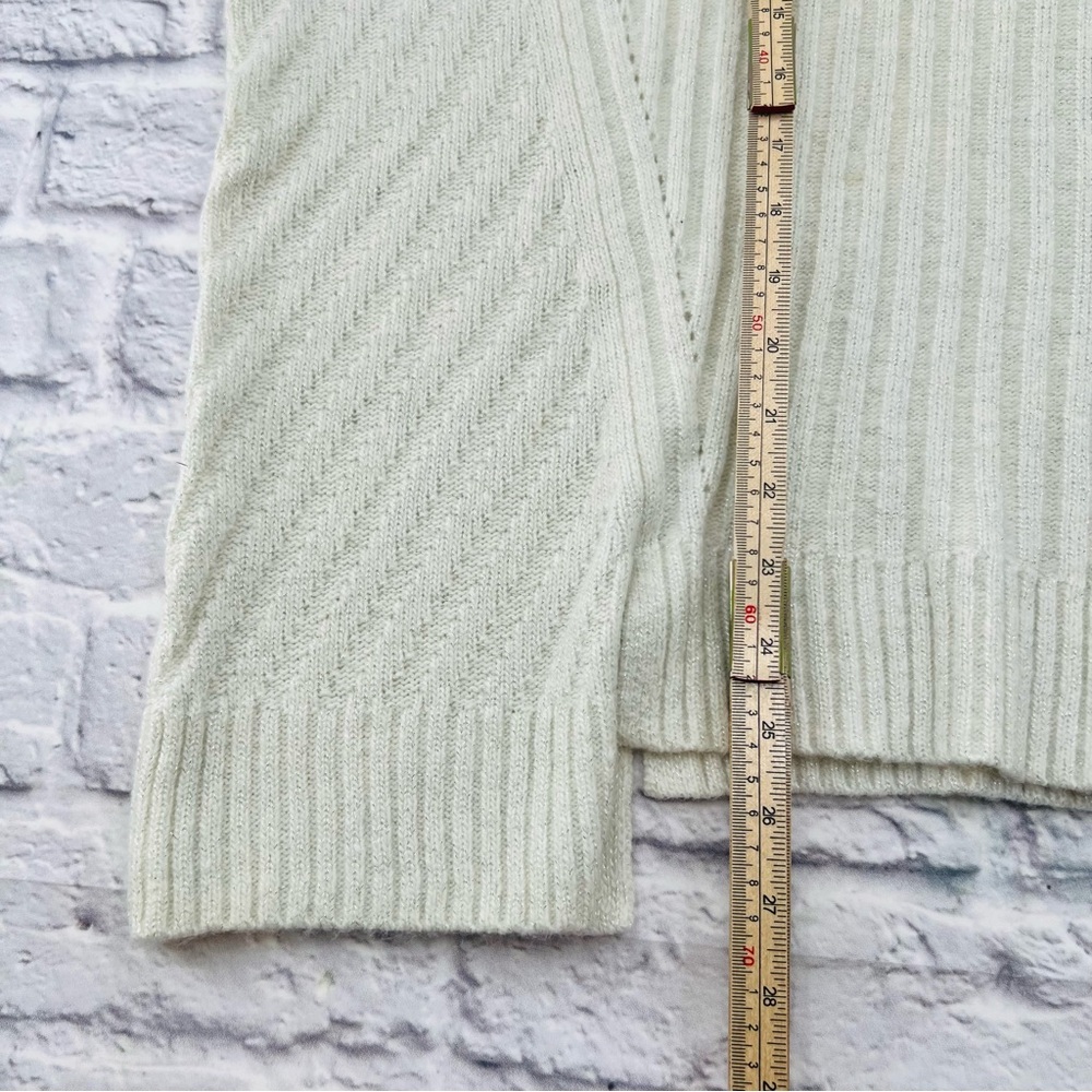 Simply Vera Vera Wang Light Cream Sweater Size Medium Ribbed Asymetrical Hem - Picture 8 of 9